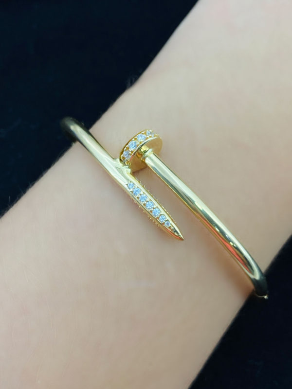 Aro de clavo con pedrería de dama, oro 18k.