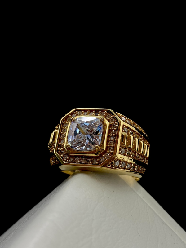 Anillo para caballero piedra blanca cuadrada, oro 18k.