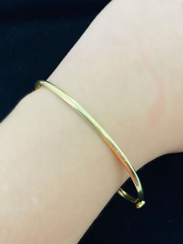 Aro de dama ovalada lisa, oro 18k.