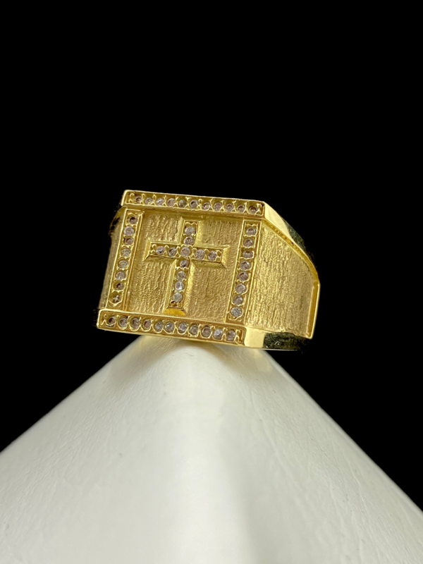 Anillo de cruz para caballero de pedrería blanca, oro 18k