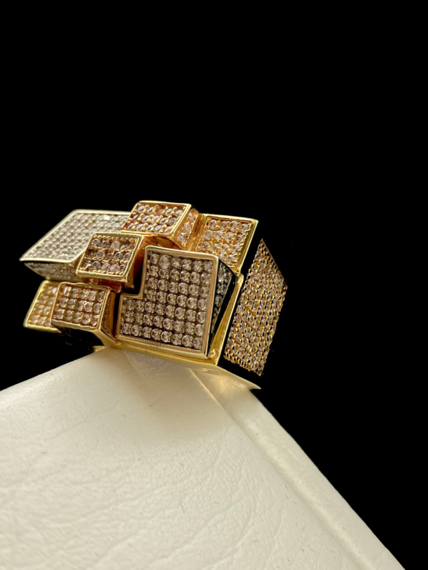 Anillo para caballero con pedrería, oro 18k.