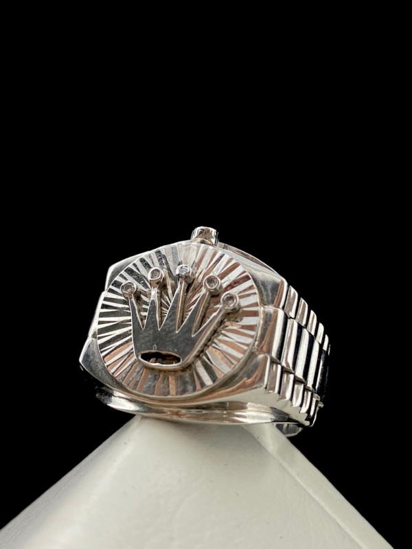 Anillo para caballero rolex, oro blanco 18k.