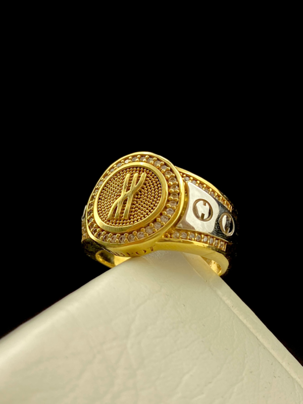 Anillo para caballero logo de hublot, oro 18k.